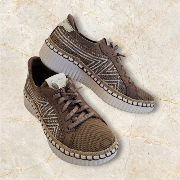 Skechers Shoes - Skechers Wilshire BLVD Bellevue Tan White Sneakers. Size 6